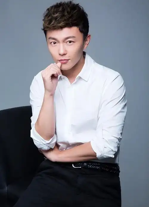 "李连杰儿子"谢苗:被亲妈耽误走红,现在他怎么样了_腾讯新闻