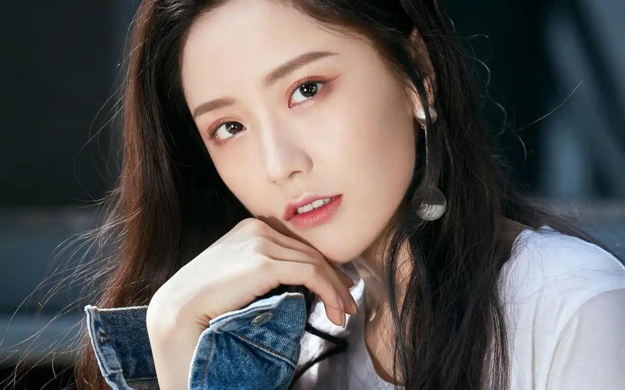 王艺瑾牛仔外套甜酷桌面壁纸