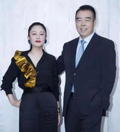 陈飞宇完美继承了母亲陈红的外貌,以及父亲陈凯歌的身高,身材比例.