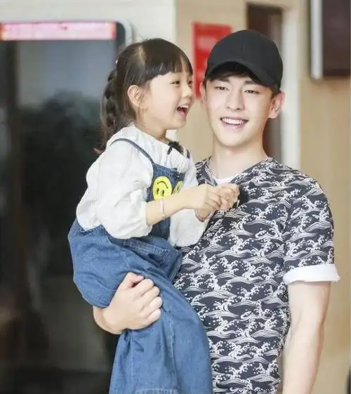 如果没有知情人或许以为这是他的女儿,邓伦如果结婚的话他的女儿也是