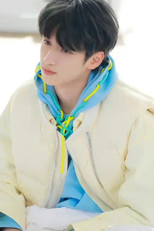 严浩翔说强装镇定,真的好可爱呀,安全帽造型,真的好帅呀_高清图集