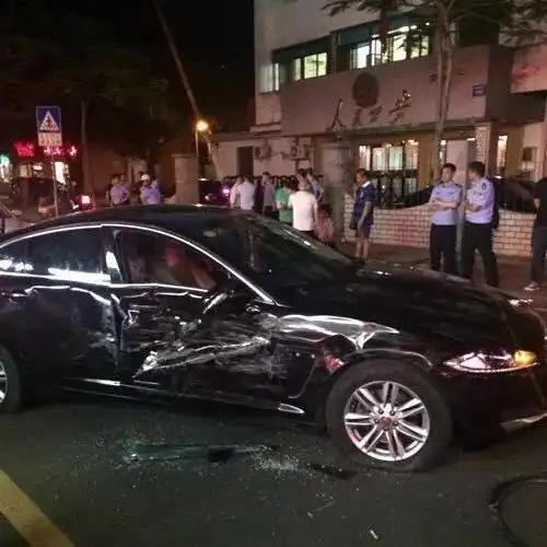 厦门女司机开路虎猛撞挡路捷豹围观者叫好警方刑拘肇事者