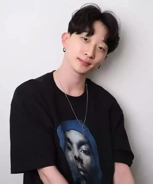 男生三七分烫发发型