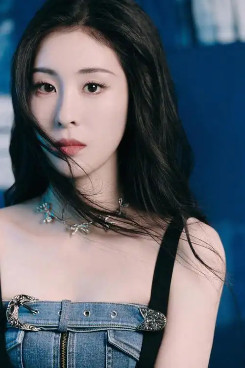 张碧晨身穿牛仔胸衣搭配设计感长裤,尽情绽放肆意姿态,率性利落