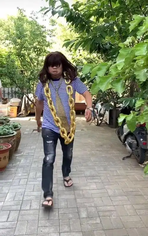 搞笑图片:奇葩大型乡村时装秀