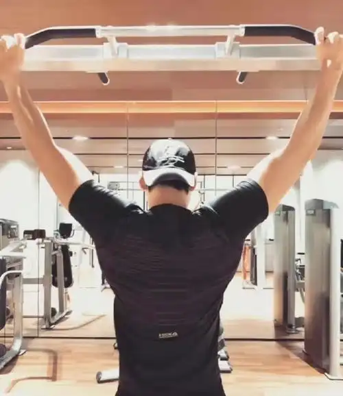 肌肉线条张力直接拉满,真的鲨到了#陈伟霆 网文描述的腰窝