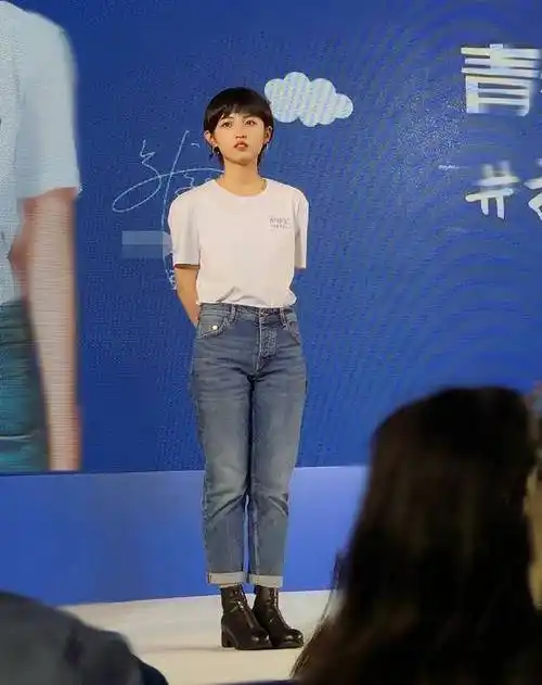 张子枫这是真的胖了,剪完"短发"脸大一圈,生图下的腿一言难尽_活动