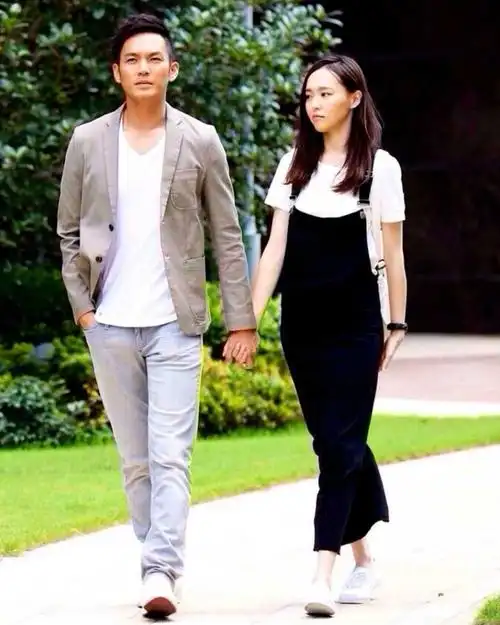 精明导演搞出两个版本实属明智,钟汉良一个举动令人叹服免了尴尬_唐嫣