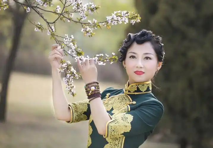 【人像摄影】树林里的靓妹子 -- 穿旗袍的女孩