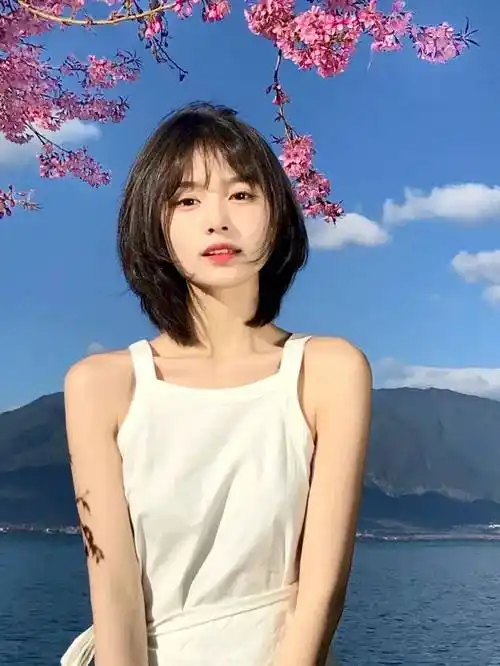 03快速打理:直愣愣短发的其实并不修饰脸型,还是要弄出蓬松或弧度