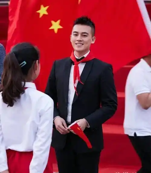 欧豪活力现身演绎痞帅青年,单手插兜大步前行酷似大佬