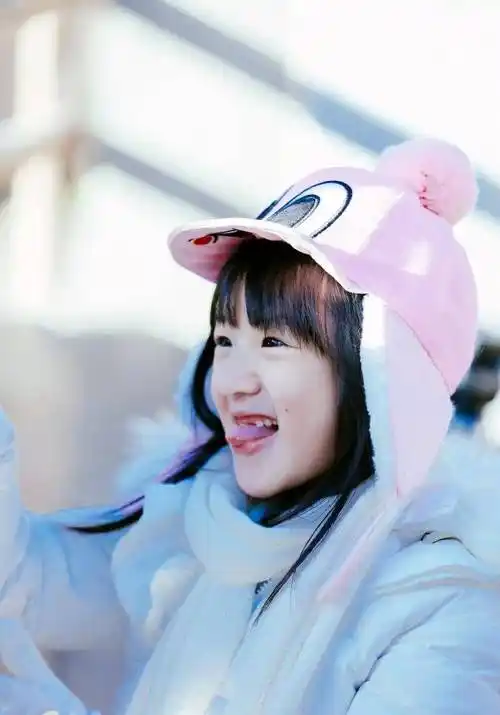 吴尊女儿长大了!10岁neinei穿泳衣戴墨镜上演湿发诱惑,气质逆袭