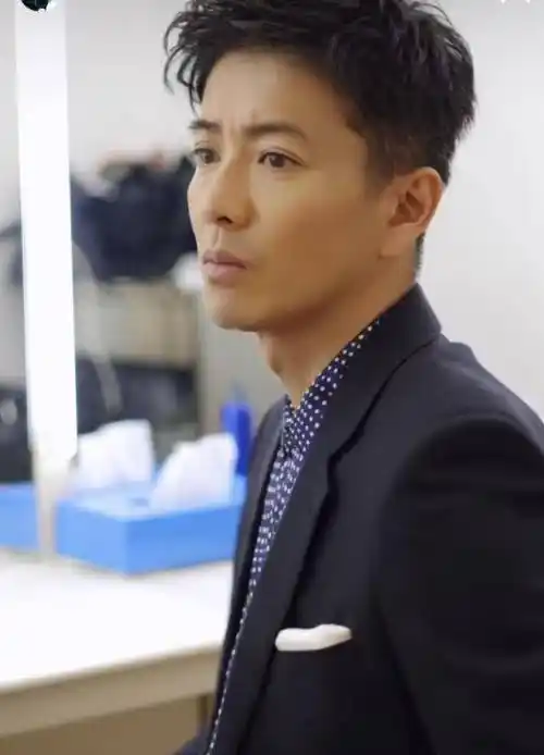 48岁木村拓哉帅回巅峰,飞机头黑西装让男模失业,太空步气场爆棚_自然