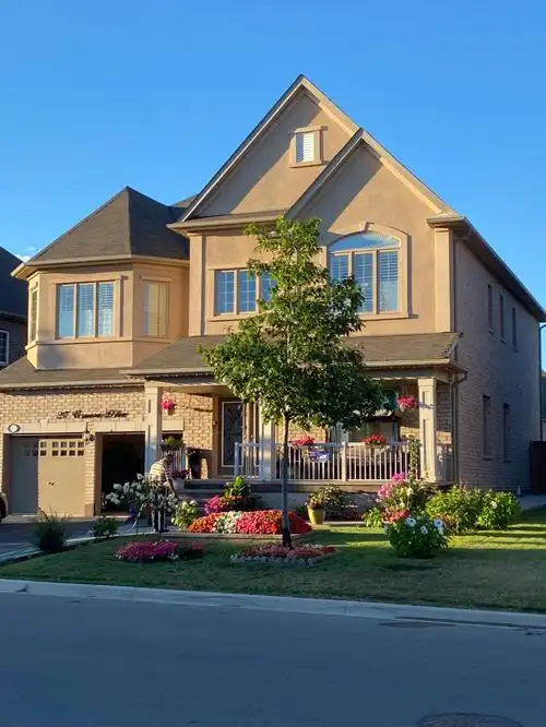 小印度这里的房子,在遛狗的时候拍了一些人家的房子分享#加拿大房子