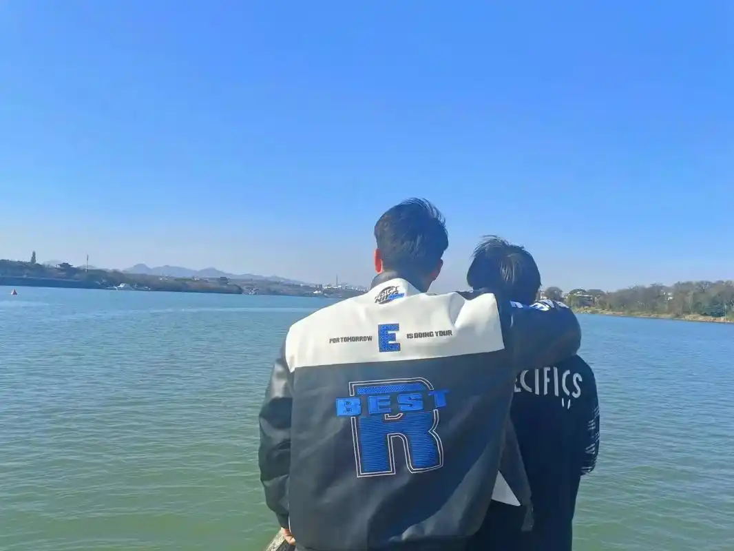 王晓婷 给我们兄弟两人拍一张照片#合照 - 抖音