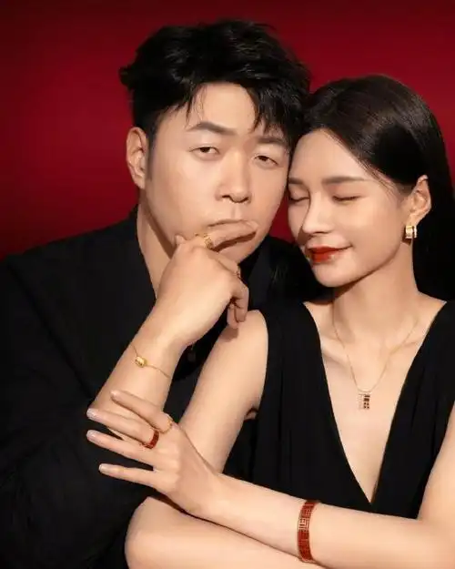 杜海涛沈梦辰520合照,红底艺术照甜蜜发糖!