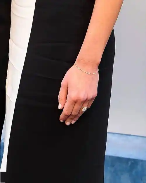 深扒今年"婚了"的名人cp戴什么婚戒?_钻戒_克拉_钻石