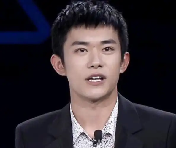 易烊千玺挑战"平头",却意外遇到了央视滤镜,颜值直线下跌