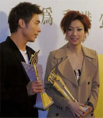 郑秀文许志安同台合唱,网友:这颗狗粮是屎味的