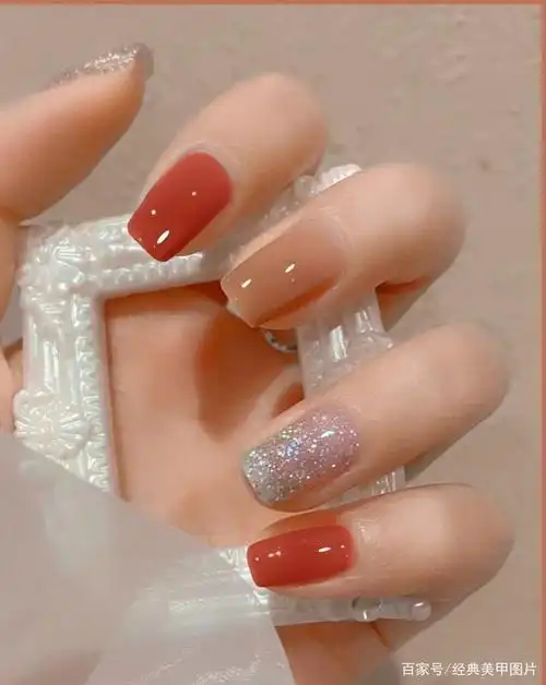 磨砂的颜色选对了美甲照样一级显白,磨砂美甲都特别有质感,就好像是手