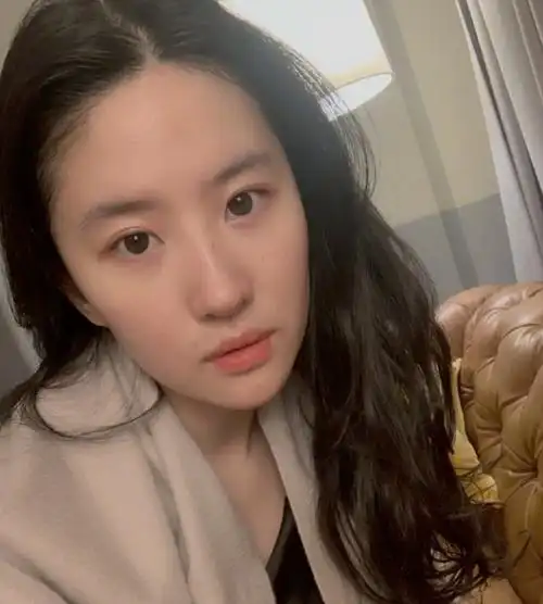 刘亦菲晒自拍照,素颜出镜却说加了滤镜,疑似回应"发福了"