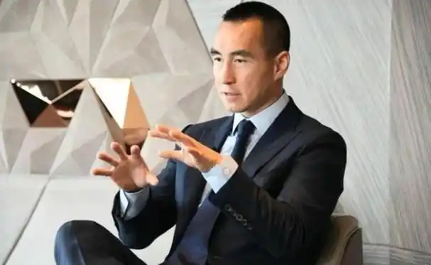 这不仅仅是因为他不热衷于家族间的权力斗争,更在于他在处理婚姻和