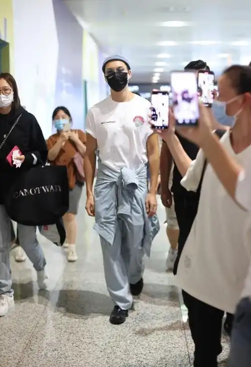 陈伟霆私下里够有型的虽然白色t恤很随性但锅盖帽太时髦