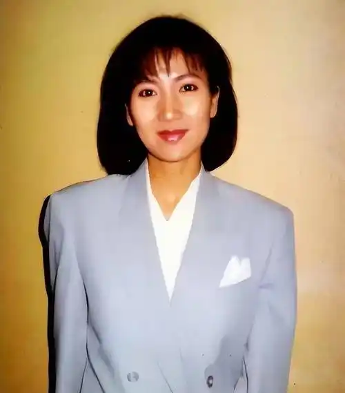 66岁陈美琪复出,衣着朴素挎布包,对粉丝再三鞠躬表示感谢_孩子_成为了