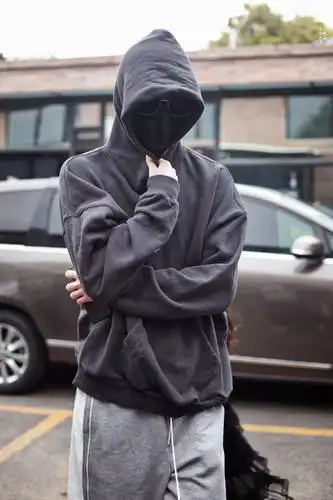 周柯宇上班饭拍 卫衣搭配运动裤 墨镜口罩!