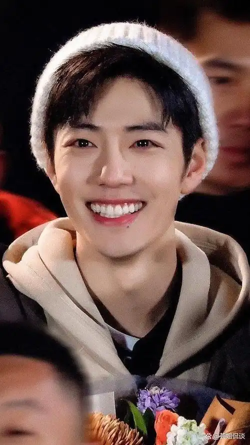 肖战片场笑得前仰后合,快来围观吧!