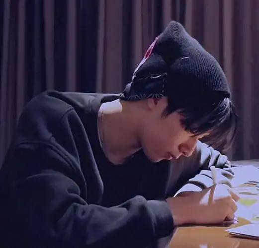 刘耀文开学啦!白衬衣牛仔裤,粉丝:好像我上课偷玩手机的样子