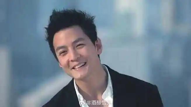 这不禁令人回想起他年轻时的风采,那时的吴彦祖,是无数人心中的