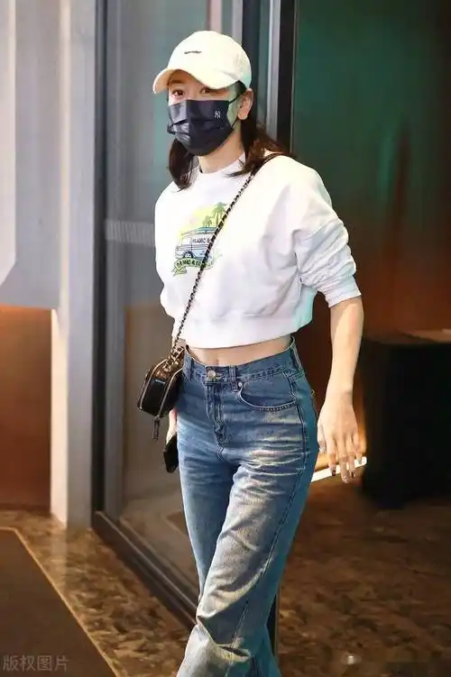 街拍毛俊杰白色短卫衣牛仔裤包袋休闲随性