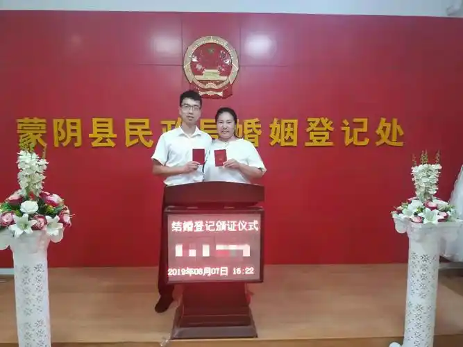 县民政局婚姻登记处当天共办理结婚登记52对,颁发结婚证21对,合格率和