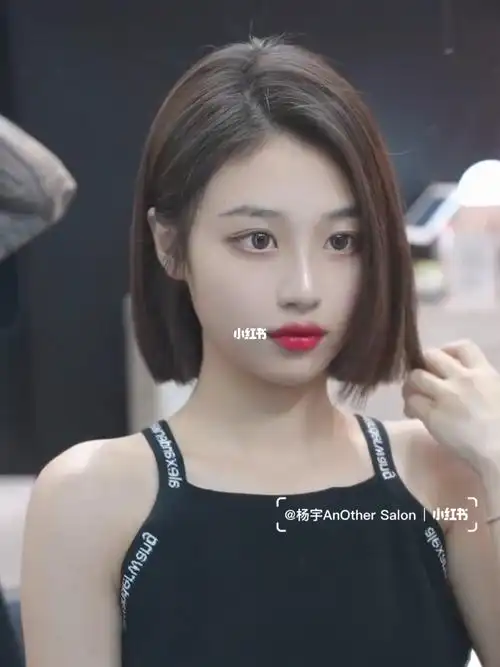 女生可纯可欲锁骨发发型齐肩发气垫烫蓬松