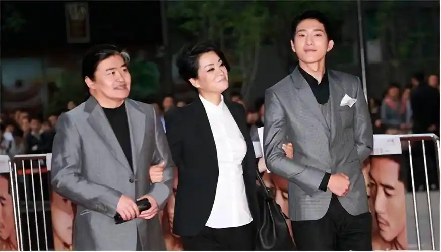 歌手毛阿敏:39岁才结婚,丈夫离世后,留下一双未成年儿女_生活_音乐