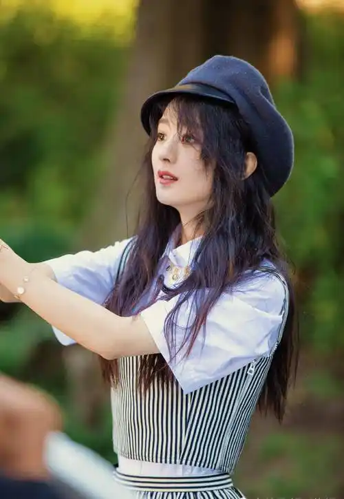 原创赵丽颖最新杂志大片来了这一次她自己来承包鱼塘