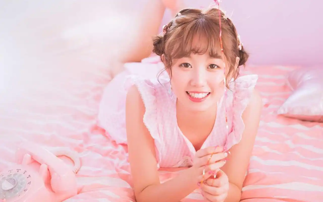 可爱甜美少女粉色梦幻写真图片桌面壁纸