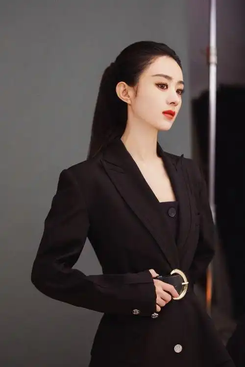 赵丽颖不傻白甜了!抹胸裙搭半个皮衣太霸气,红唇上演"眼神杀"