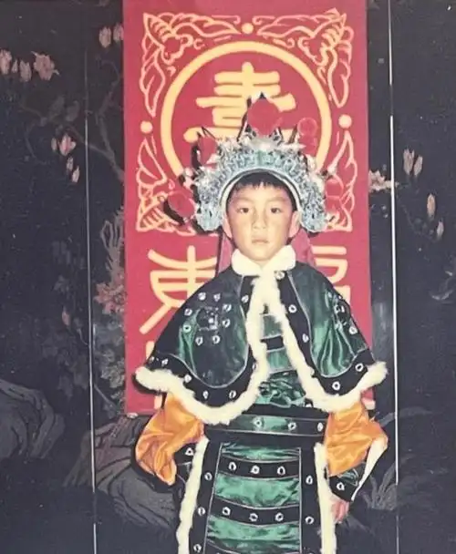 吴彦祖晒8岁童年照祝愿大家虎年健康幸福