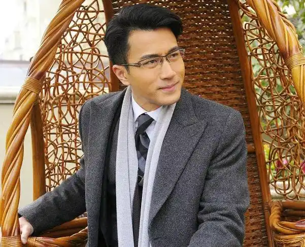 刘恺威的秋日打扮很时尚,眼神也清澈