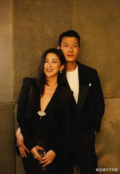 不过朱珠似乎对此并不介意,依然和老公成双入对,十分恩爱.