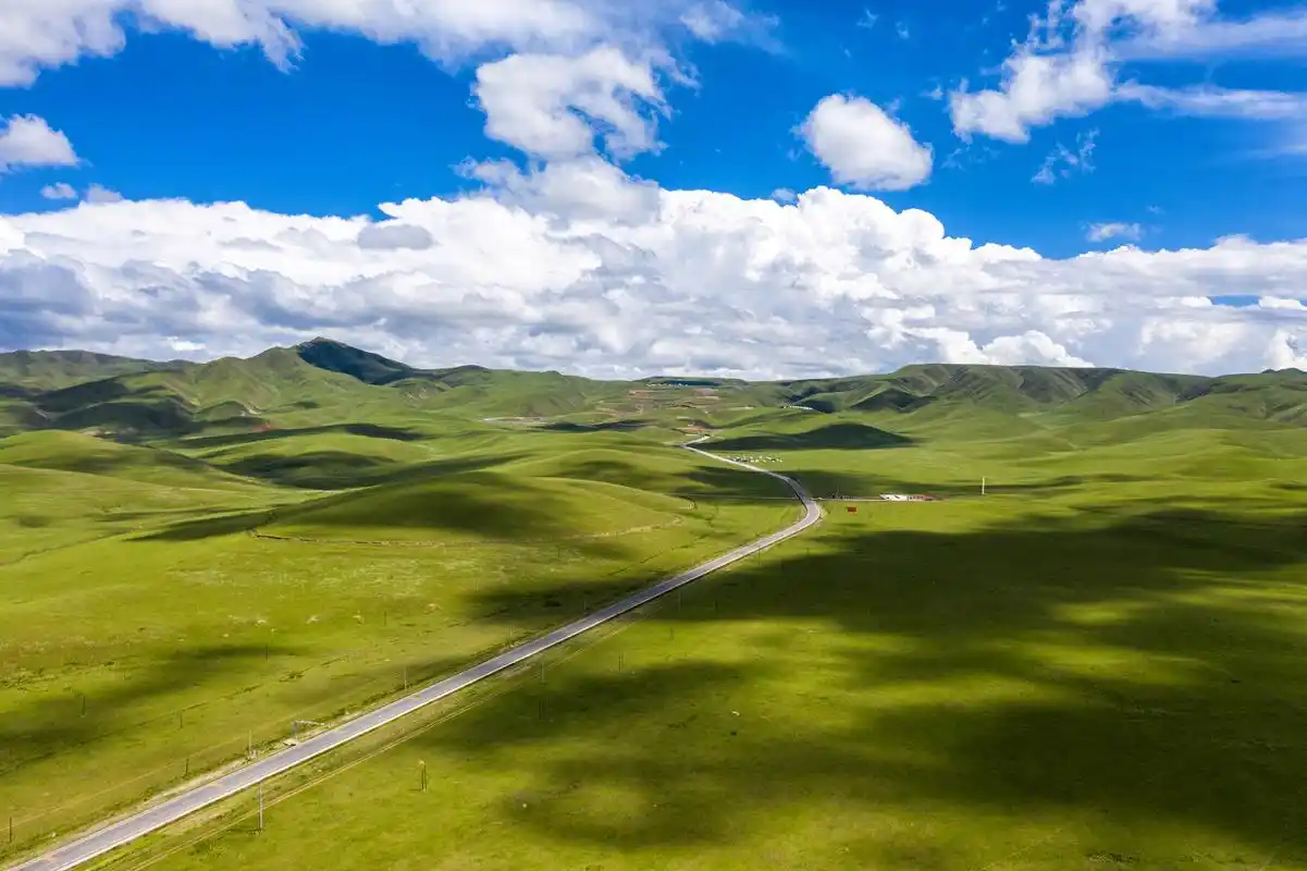 川西高寒草原,是中国最美的六大草原之一,被誉为香格里拉核心区.