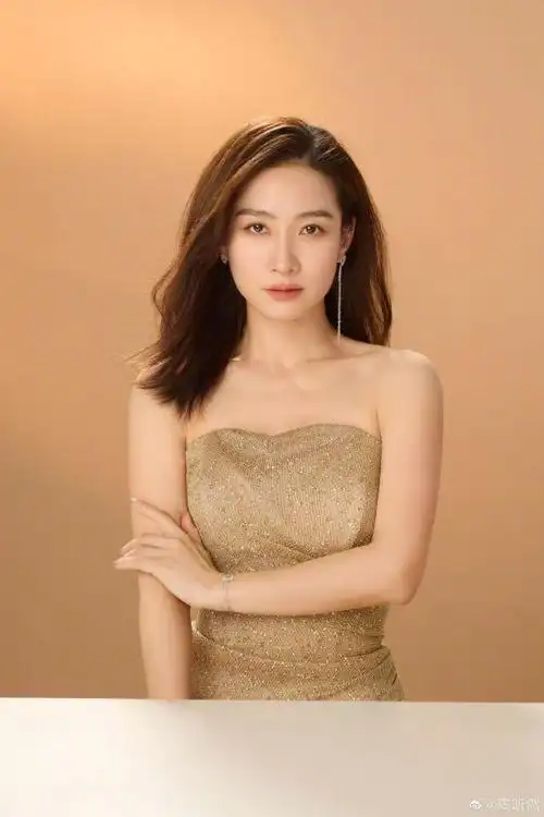 陶昕然穿金色长裙 状态优雅迷人