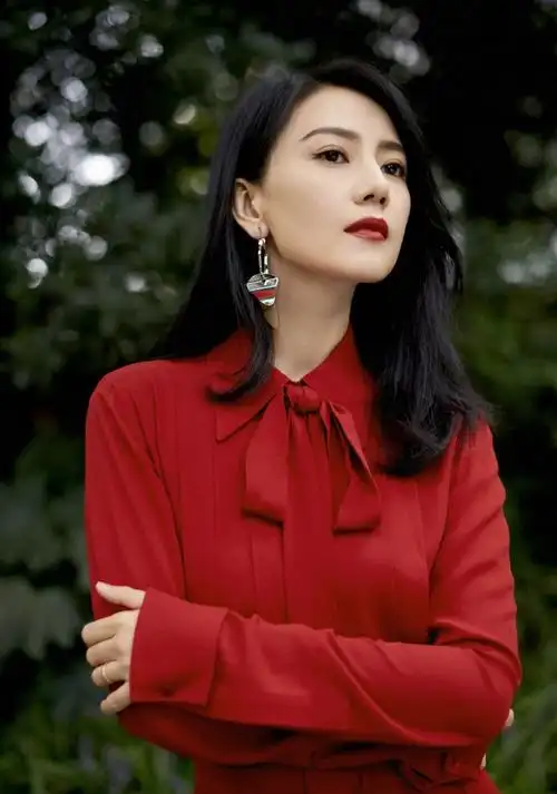 41岁的高圆圆气质惊艳身穿碎花连衣裙来搭配开衫显得明艳动人