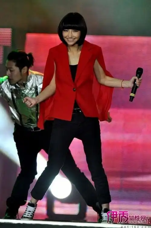 快女巡演登广州亚运舞台 刘忻透视装惊艳亮相