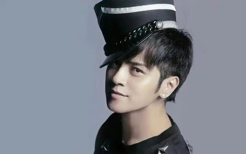 疑做过双眼皮整形手术 罗志祥驳:「贴出来的!」