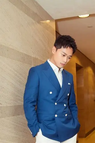 曹骏西装出席时尚活动简约雅致一展绅士魅力