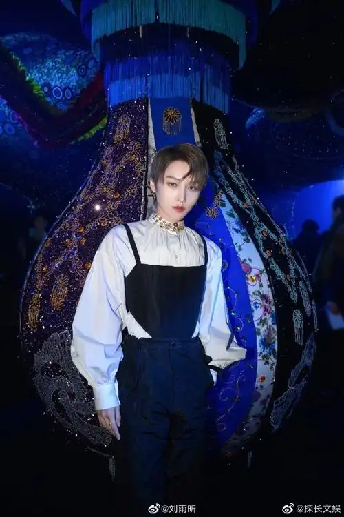 刘雨昕巴黎看秀内场图##刘雨昕打卡粉丝应援车