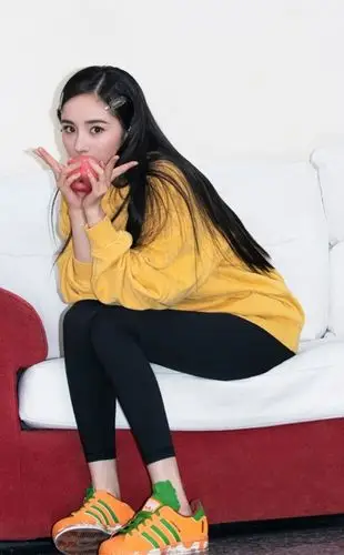 杨幂终于放弃露腿了黑色皮裤配马丁靴小细腿依然是亮点